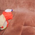 Czym wyczyścić skórzaną sofę, by zachować jej elegancję?