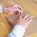 Jak złożyć kosę ręczną, by praca w ogrodzie była wygodniejsza?