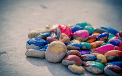 Jak pomalować kamienie, żeby długo cieszyły oko?
