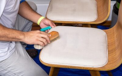 Jak usunąć zacieki z tapicerki domowym sposobem?