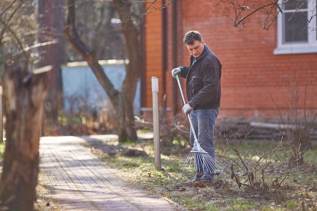 Jak zregenerować trawnik po zimie, aby znów cieszył oko?