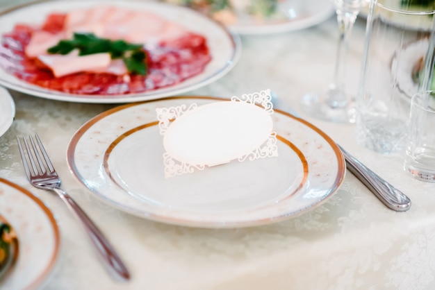 Ile zapłacisz za talerzyk na wesele?