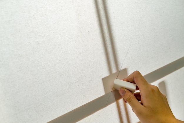 Jak pomalować korek ścienny, by uzyskać ciekawy efekt?