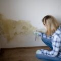 Jak walczyć z wilgocią na ścianach w domu?