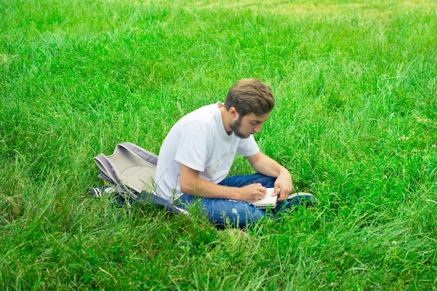 Kiedy siać trawę samozagęszczającą, by cieszyć się gęstym trawnikiem?