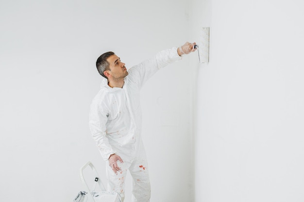 Biała farba na sufit jaka najlepsza do salonu?