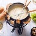 Fondue serowe z czym jeść żeby podkreślić jego smak?