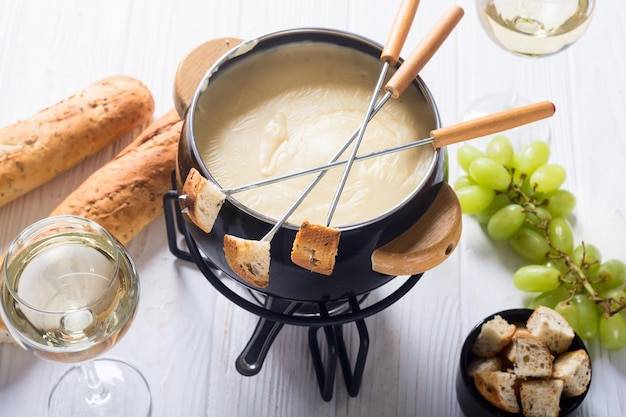 Fondue serowe z czym jeść żeby podkreślić jego smak?