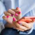 Hybryda czy żelowe paznokcie co wybrać na lato?