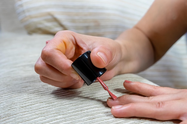 Jak nakładać puder na paznokcie żeby uzyskać trwały efekt?