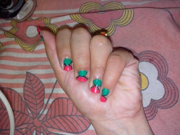 Jak przyklejać ozdoby na hybrydy aby uzyskać trwały efekt?