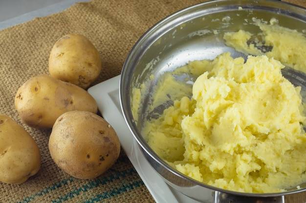 Jak ugotować ziemniaki na puree aby były puszyste?