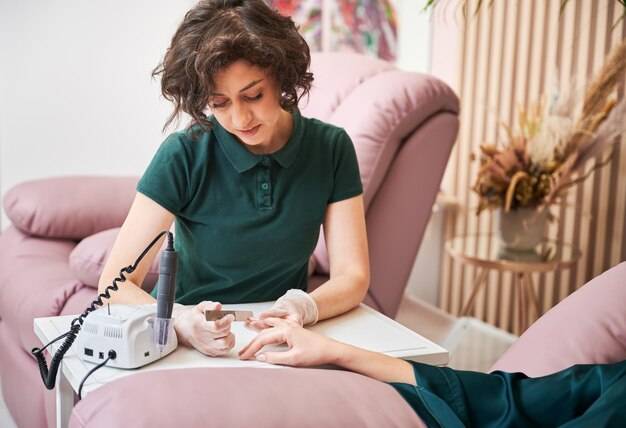 Jak zrobić manicure żelowy w domu bez wizyty w salonie?