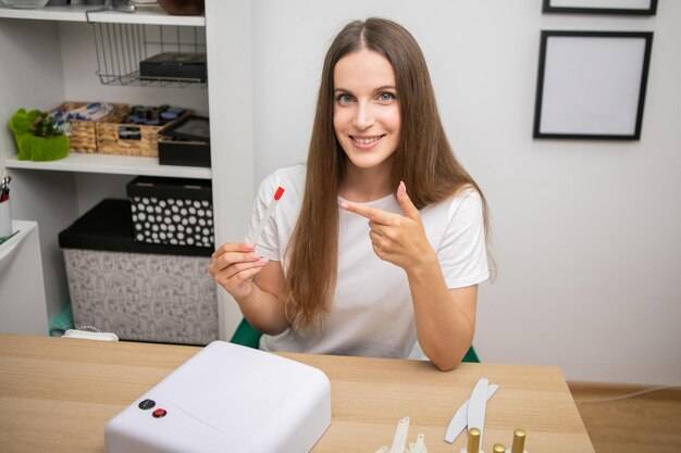 Jaki żel jednofazowy wybrać do domowego manicure?