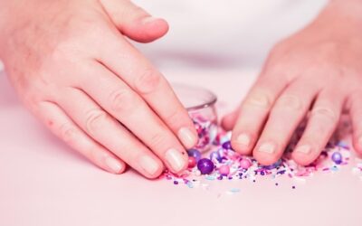 Pyłek do paznokci jak stosować żeby osiągnąć efekt lustrzanych paznokci?