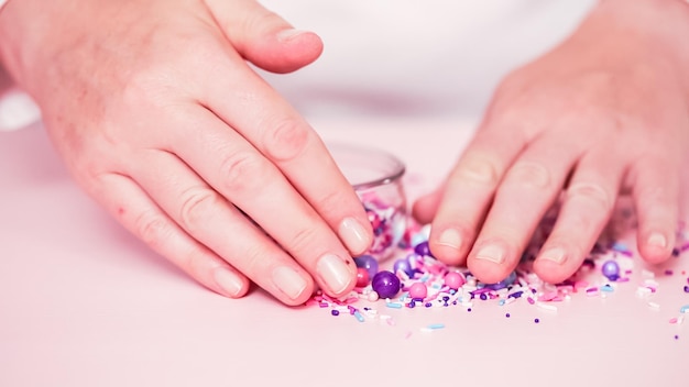 Pyłek do paznokci jak stosować żeby osiągnąć efekt lustrzanych paznokci?