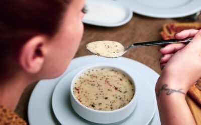 Z czym podawać zupę cebulową aby podkreślić jej smak?
