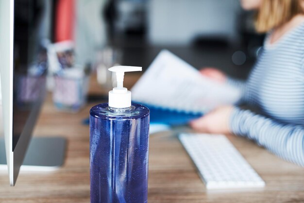 Żel jednofazowy jakiej firmy wybrać do domowego manicure?