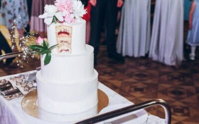 Ile kosztuje tort weselny na 120 osób i od czego zależy cena?