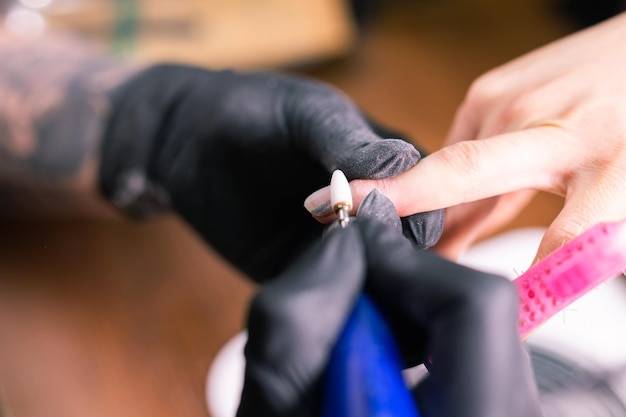 Jak dobrze wykonać hybrydę aby cieszyć się trwałym manicure?