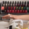 Jak położyć lakier hybrydowy żeby manicure wyglądał estetycznie?