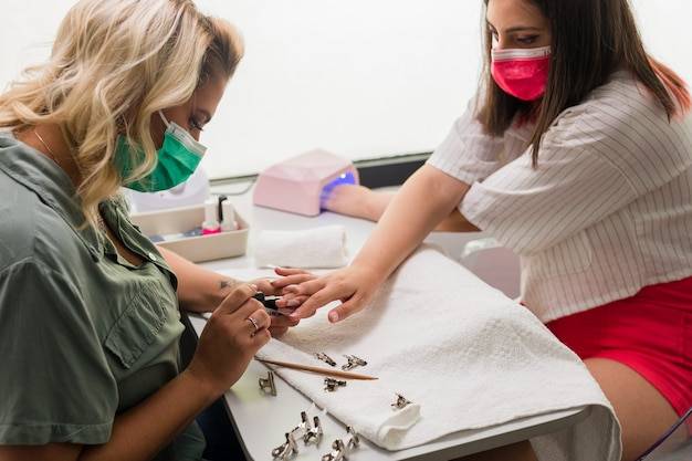 Jak wygląda kurs stylizacji paznokci i czego można się na nim nauczyć?