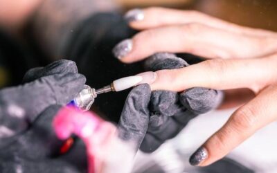 Jak wygląda manicure hybrydowy w salonie kosmetycznym?