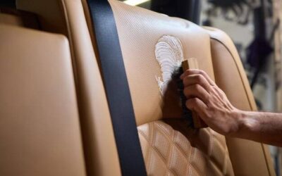 Czym prac tapicerkę, aby skutecznie usunąć plamy?