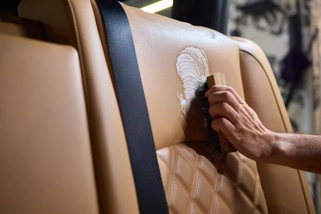 Czym prac tapicerkę, aby skutecznie usunąć plamy?