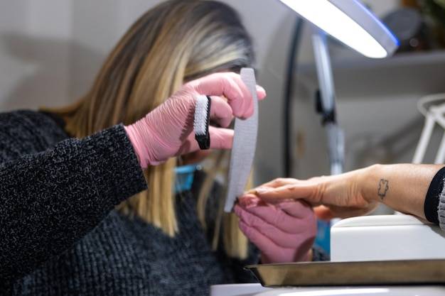 Jak prawidłowo piłować paznokcie bez ryzyka uszkodzeń?