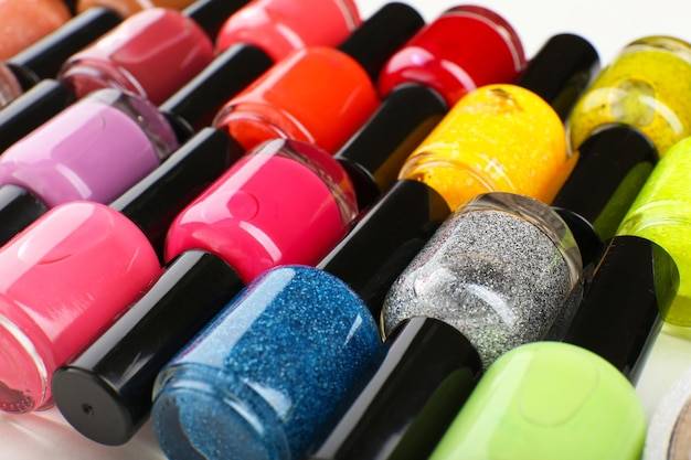 Jakie farby akrylowe do paznokci sprawdzą się w domowym manicure?