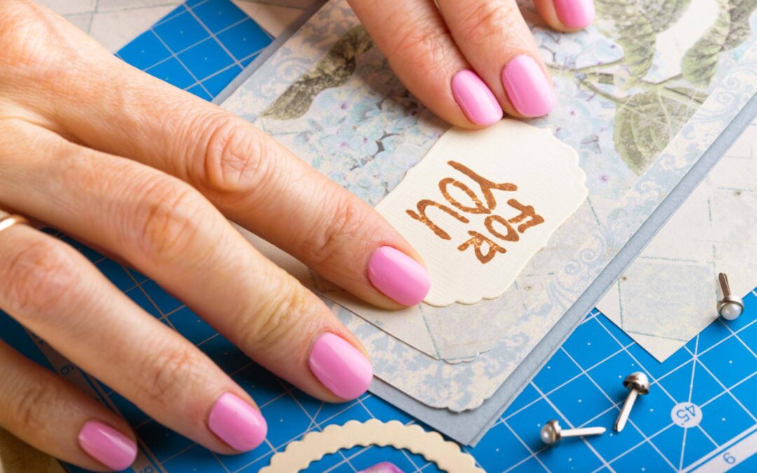 Jak nałożyć folię ozdobną na paznokcie, by cieszyć się modnym manicure?