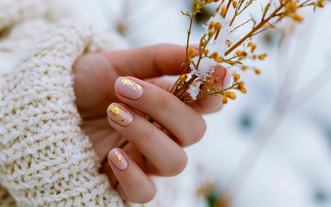 Jak nałożyć złotą folię na paznokcie, by uzyskać efektowny manicure?
