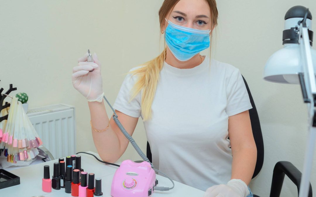 Ile można zarobić na stylizacji paznokci w małym salonie?