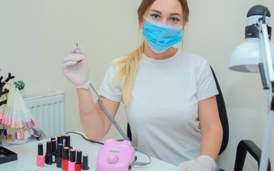 Ile można zarobić na stylizacji paznokci w małym salonie?