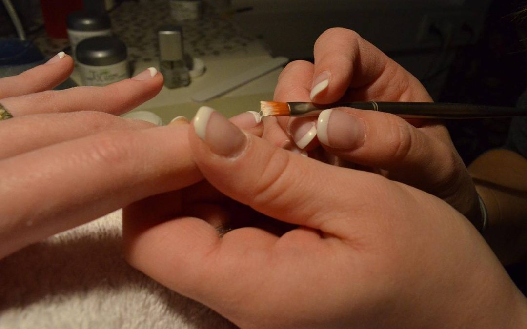 Jak nakładać tipsy żeby paznokcie wyglądały naturalnie?