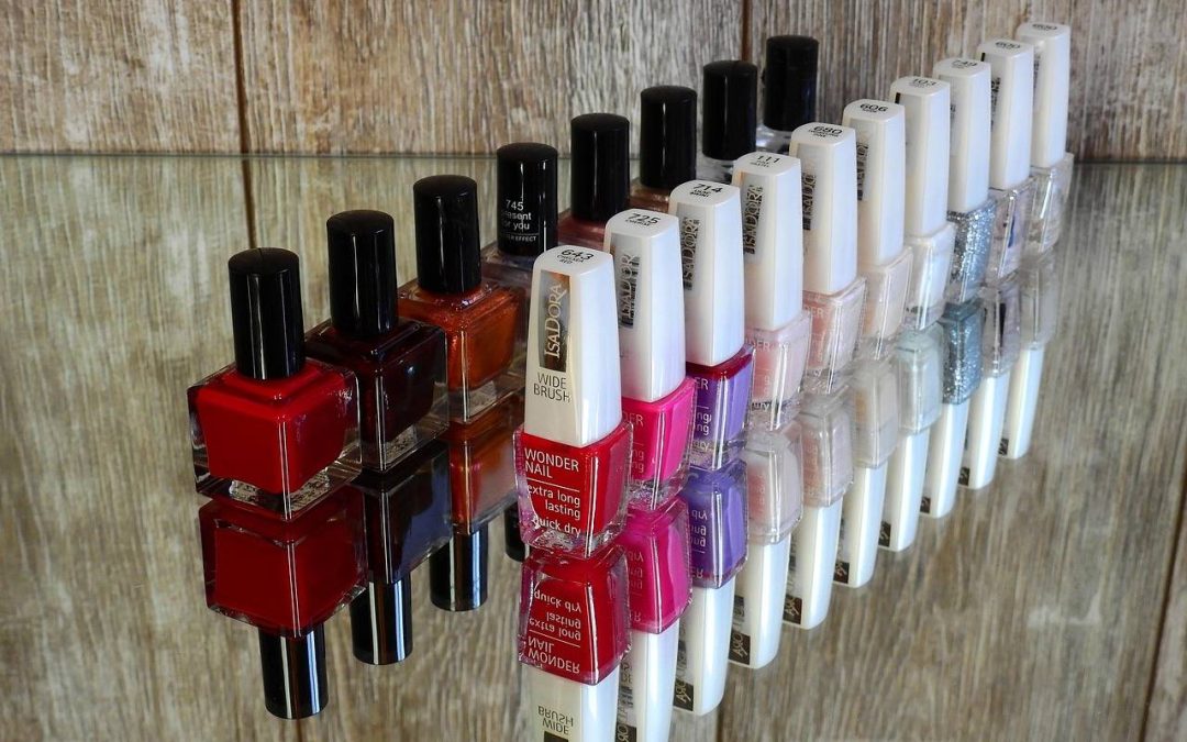 Jak się robi metaliczne paznokcie i czym się różnią od klasycznych manicure?